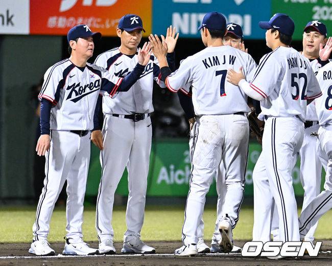 [OSEN=오카자키(일본), 박준형 기자]  류지현호가 에이스 곽빈을 앞세워 운명의 조별예선 첫 경기를 완승으로 장식했다.&nbsp;류지현 감독이 이끄는 한국 야구대표팀은 21일 일본 아이치현 오카자키 중앙종합공원 야구장에서 열린 2026 아이치-나고야 아시안게임 대만과 B조 조별예선 1차전에서 5-0으로 승리했다.경기종료 후 류지현 감독이 김주원과 하이파이브를 하고 있다. 2026.09.21 / soul1014@osen.co.kr