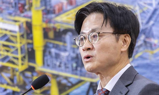 국회 산자위에 대미 투자 관련 보고하는 김정관 산업부 장관 (서울=연합뉴스) 황광모 기자 = 김정관 산업통상부 장관이 22일 국회 산업통상중소벤처기업위원회에서 '대한민국과 미합중국 간 전략적투자의 운영 및 관리를 위한 특별법'에 따른 대미투자 사전보고를 하고 있다. 2026.9.22 hkmpooh@yna.co.kr/2026-09-22 13:39:13/ <저작권자 ⓒ 1980-2026 ㈜연합뉴스. 무단 전재 재배포 금지, AI 학습 및 활용 금지>