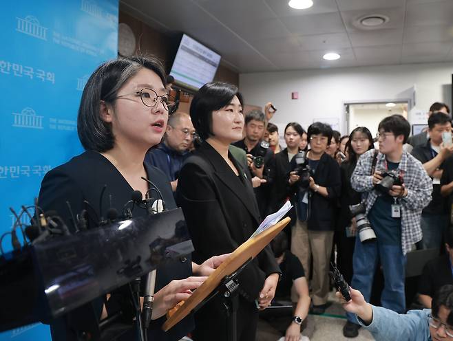 용혜인 성평등가족부 장관 후보자가 9월10일 국회 소통관에서 입장 발표 기자회견을 마친 후 취재진의 질문에 답하고 있다. ⓒ연합뉴스