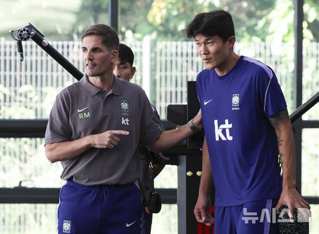 로베르트 모레노 한국 축구대표팀 감독(왼쪽)과 김민재. /사진=뉴시스 제공