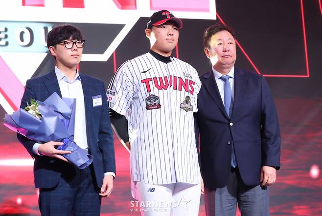 '2027 KBO 신인 드래프트'가 21일 서울 송파구 롯데호텔 월드 크리스탈볼룸에서 열렸다.  윤예성(인창고)이 전체 10순위로 LG에 지명된 후 차명석 단장과 기념촬영을 하고 있다. /사진=김진경 대기자