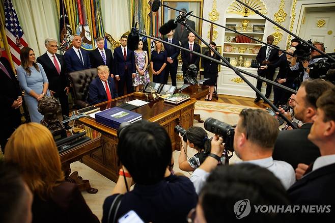 집무실에서 기자들 질문에 답하는 트럼프 [EPA=연합뉴스. 재판매 및 DB 금지]