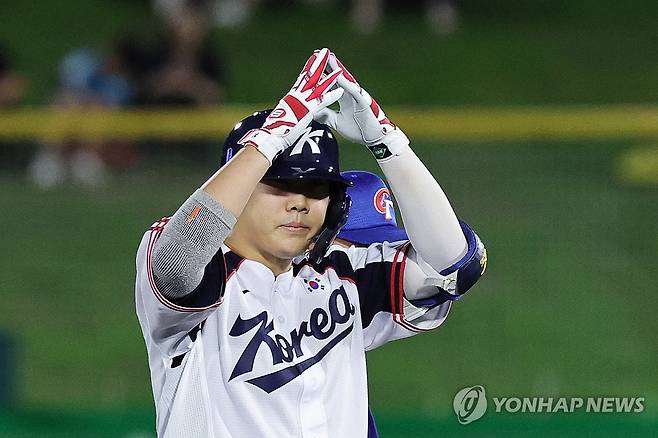 귀중한 타점 올린 박준순의 '금 세리머니' (오카자키[일본]=연합뉴스) 서대연 기자 = 21일 일본 아이치현 오카자키 중앙종합공원야구장에서 열린 2026 아이치·나고야 아시안게임 야구 B조 조별리그 1차전 대한민국과 대만의 경기.
     7회말 무사 주자 1, 3루 한국 박준순이 1타점 2루타를 치고 세리머니를 하고 있다. 2026.9.21 dwise@yna.co.kr