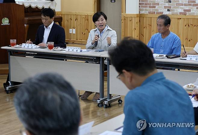 농업인 만난 농식품부 장관 (홍성=연합뉴스) 김준범 기자 = 송미령 농림축산식품부 장관이 22일 오후 충남 홍성 문당환경 정보화 마을을 찾아 농지전수조사와 관련한 현장 농업인 간담회를 하고 있다. 2026.9.22 psykims@yna.co.kr