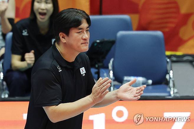 선수들 격려하는 차상현 감독 (고마키[일본]=연합뉴스) 서대연 기자 = 22일 일본 아이치현 파크 아레나 고마키에서 열린 2026 아이치·나고야 아시안게임 여자 배구 대한민국과 태국의 동메달 결정전.      대한민국 차상현 감독이 선수들을 격려하며 박수를 치고 있다. 2026.9.22 dwise@yna.co.kr