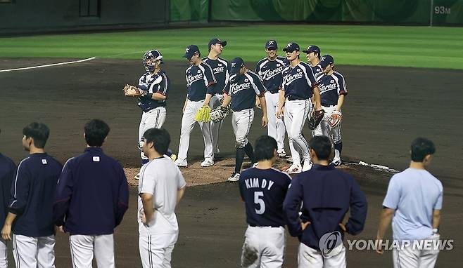 한국야구, 홍콩에 대승 (도요하시[일본]=연합뉴스) 김동민 기자 = 22일 일본 아이치현 도요하시 시민구장에서 열린 2026 아이치·나고야 아시안게임 야구 B조 조별리그 2차전 대한민국과 홍콩의 경기. 7회 말 홍콩에 13대 0으로 승리한 한국 선수단이 인사하고 있다. 2026.9.22 image@yna.co.kr