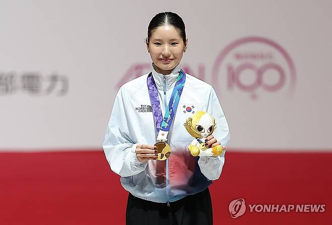 '금메달' 시상대 오른 송세라 (도코나메[일본]=연합뉴스) 김성민 기자 = 22일 일본 아이치현 도코나메 아이치 스카이 엑스포에서 열린 2026 아이치·나고야 아시안게임 펜싱 에페 여자 개인전 시상식. 금메달을 획득한 한국 송세라가 시상대에 올라 메달을 만지고 있다. 2026.9.22 ksm7976@yna.co.kr