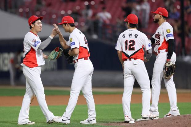 지난 17일 광주-기아 챔피언스필드에서 열린 2026 신한 SOL KBO리그 키움 히어로즈와 경기에서 승리 후 인사를 나누는 선수단. KIA 타이거즈 제공