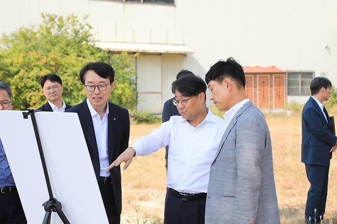 23일 이성훈LH 사장(사진 가운데)이 서울시 도봉구 성대야구장을 찾아 추진 현황을 점검하고 있다. 사진LH 제공.