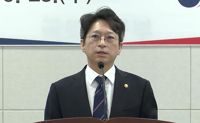 ▲23일 정부세종청사에서 열린 국토부장관 취임식에서 홍지선 장관이 발표하고 있다. 취임식 캡처