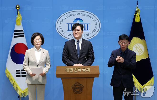 국회 산업통상자원중소벤처기업위원회 소속 더불어민주당 장철민 간사와 오세희 의원이 23일 오전 서울 여의도 국회 소통관에서 국민의힘의 대미투자 비공개 회의 불법 녹취 및 누설 행위에 대한 규탄 및 고발 기자회견을 하고 있다. 2026.9.23 ⓒ 뉴스1 황기선 기자