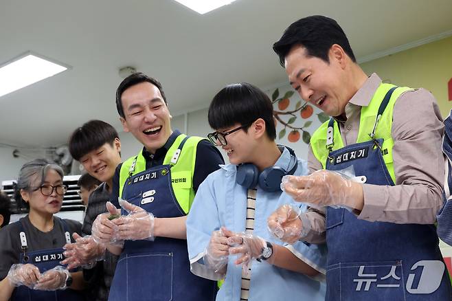 장동혁 국민의힘 대표가 23일 경기 의정부시 청소년비전센터 십대지기에서 열린 '추석 맞이 청년레드윙 봉사활동'에서 참석자들과 송편을 만들고 있다. 2026.9.23 ⓒ 뉴스1 황기선 기자