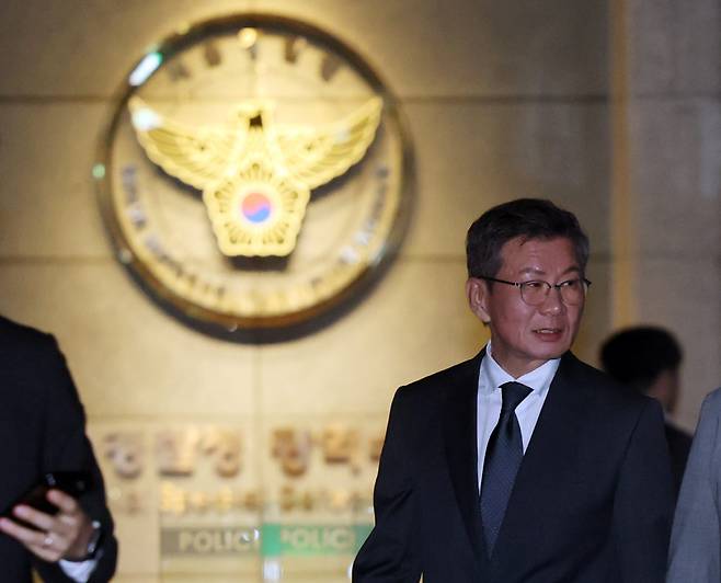 경찰 조사받은 정몽규 전 대한축구협회 회장      (서울=연합뉴스) 박동주 기자 = 홍명보 전 축구대표팀 감독 선임 과정에 부당하게 개입했다는 의혹을 받는 정몽규 전 대한축구협회 회장이 2일 경찰 조사를 마친 뒤 서울경찰청 광역수사단 금융범죄수사대를 나서고 있다. 2026.9.2  <저작권자(c) 연합뉴스, 무단 전재-재배포, AI 학습 및 활용 금지>