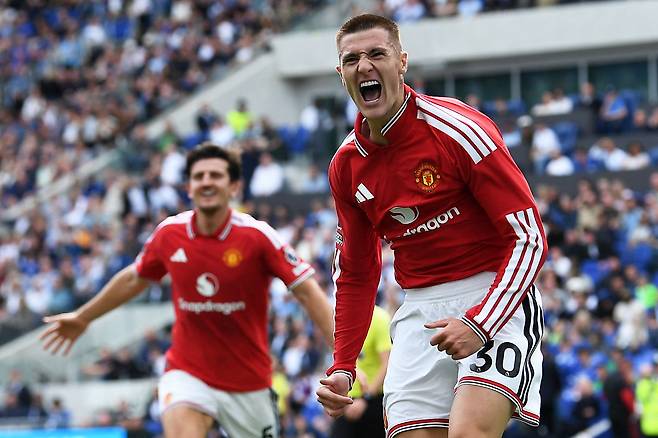 Manchester United's Slovenian striker #30 Benjamin Sesko celebrates scoring the team's second goal during the English Premier League football match between Everton and Manchester United at Hill Dickinson Stadium in Liverpool, north-west England on September 6, 2026. (Photo by PETER POWELL / AFP) / RESTRICTED TO EDITORIAL USE. No use with unauthorized audio, video, data, fixture lists, club/league logos or 'live' services. Online in-match use limited to 120 images. An additional 40 images may be used in extra time. No video emulation. Social media in-match use limited to 120 images. An additional 40 images may be used in extra time. No use in betting publications, games or single club/league/player publications. /        <저작권자(c) 연합뉴스, 무단 전재-재배포, AI 학습 및 활용 금지>