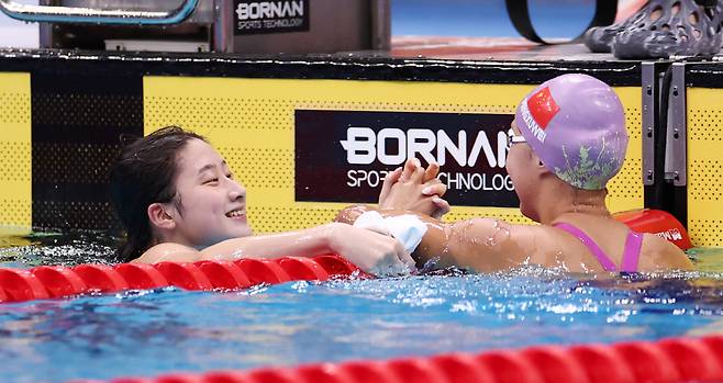 김승원, 여자 100m 배영 동메달 획득!

    (도쿄=연합뉴스) 윤동진 기자 = 23일 도쿄 아쿠아틱스 센터에서 열린 2026 아이치·나고야 아시안게임 수영 여자 100m 개인 배영 결승. 한국 김승원이 동메달을 획득한 뒤 기뻐하며 옆 레인 선수와 인사하고 있다. 2026.9.23 mon@yna.co.kr끝)

<저작권자(c) 연합뉴스, 무단 전재-재배포, AI 학습 및 활용 금지>