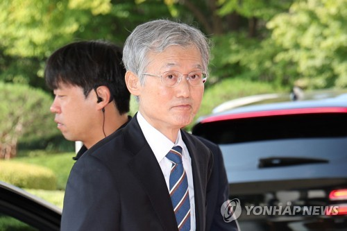 조희대 대법원장이 23일 서울 서초구 대법원으로 출근하고 있다. [연합뉴스]