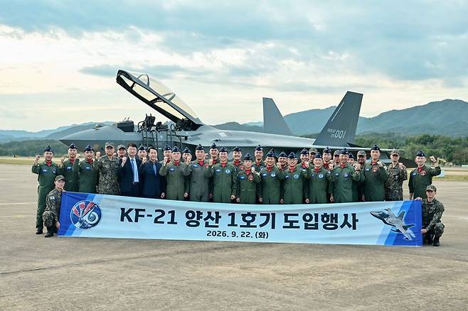 손석락 공군참모총장이 22일 예천기지에서 열린 KF-21 양산 1호기 도입행사를 마친 뒤 공군과 방사청, 한국항공우주산업 주요 관계자들과 기념 촬영하고 있다. 공군 제공