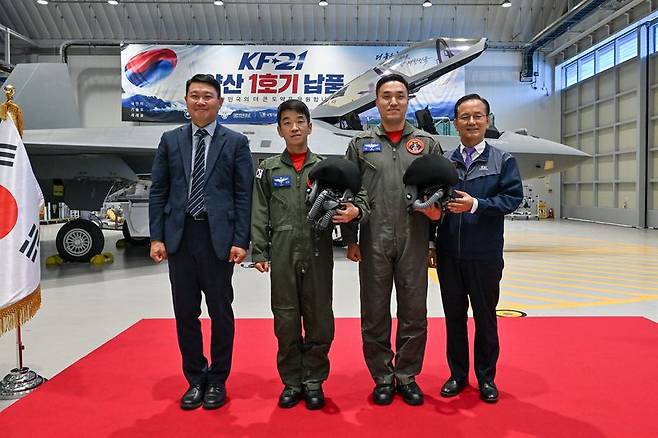 김종출 한국항공우주산업 대표이사가 22일 한국항공우주산업 사천공장에서 공군 조종사에게 KF-21 조종사 헬멧을 인계한 뒤 기념 촬영하고 있다. 왼쪽부터 전남희 한국항공우주산업 체계개발사업팀장, KF-21 조종사 한재석 소령, 전범석 소령, 김종출 한국항공우주산업 대표이사. 공군 제공