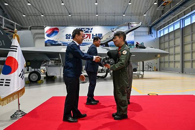김종출 한국항공우주산업 대표이사가 22일 한국항공우주산업 사천공장에서 공군 조종사에게 KF-21 조종사 헬멧을 인계하고 있다. 공군 제공