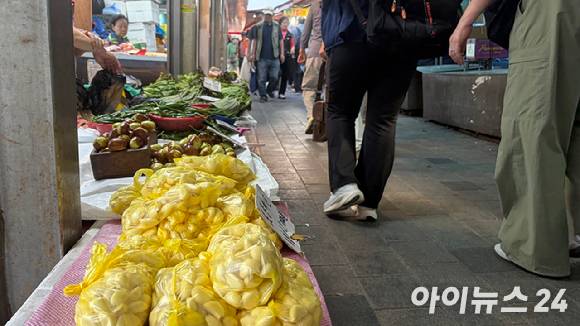 서울 동대문구 경동시장 채소 가게 상인이 손님들을 기다리고 있다. [사진=진광찬 기자]