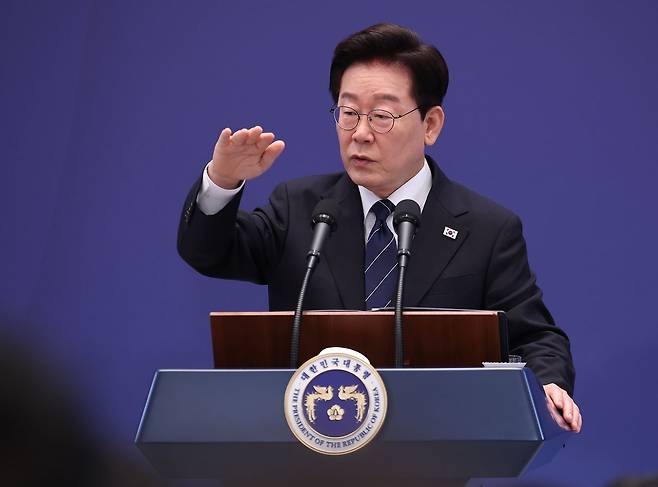 이재명 대통령이 18일 청와대 영빈관에서 열린 기자회견에서 취재진 질문에 답하고 있다. 연합뉴스