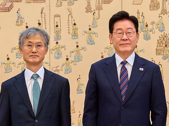 (서울=뉴스1) 이재명 기자 = 이재명 대통령이 21일 청와대에서 이흥구 전 대법관에게 서훈을 수여한 후 기념촬영을 하고 있다. 왼쪽은 조희대 대법원장. (청와대 제공. 재판매 및 DB 금지) 2026.9.21/뉴스1