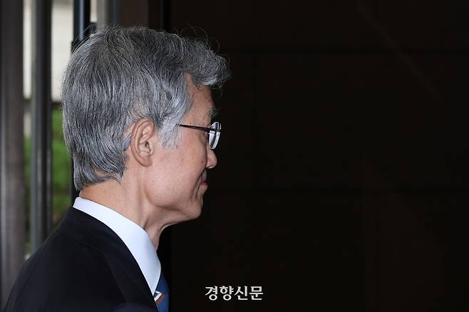 조희대 대법원장이 23일 서울 서초구 대법원으로 출근하고 있다. 정효진 기자