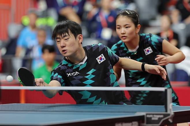 한국 탁구 국가대표 혼합복식 오준성-김나영이 23일 일본 아이치현 스카이홀에서 열린 2026 아이치·나고야 아시안게임 일본전 경기를 치르고 있다. 연합뉴스
