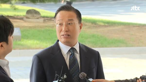 ▲이정현 대검차장이 2026년 9월23일 출근길 문답에서 이재명 대통령 공소취소 우려에 진상조사단의 진상조사 결과 살펴봐야 될 것 같다고 답변하고 있다. 사진=JTBC 영상 갈무리