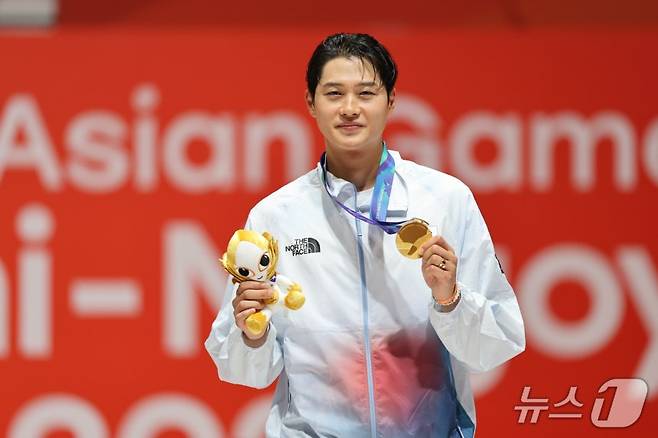 대한민국 펜싱 대표선수 오상욱이 23일 일본 도코나메시 아이치 스카이 엑스포홀에서 열린 2026 아이치·나고야 아시안게임 펜싱 남자 사브르 시상식에서 금메달을 들고 포즈를 취하고 있다./도코나메=뉴스1