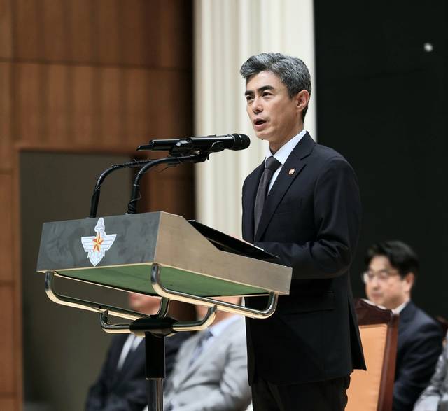 강신철 취임 22일 오후 국방부 대강당에서 열린 제51·52대 국방부장관 이취임식에서 강신철 국방부장관이 취임사를 하고 있다.국방부 제공