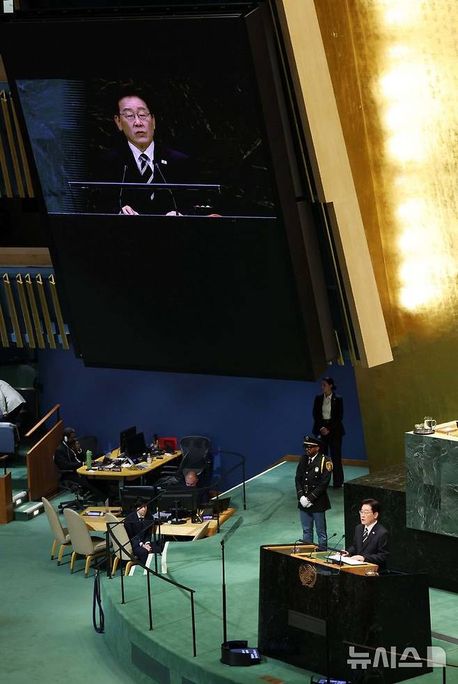 [뉴욕=뉴시스] 김진아 기자 = 이재명 대통령이 22일(현지 시간) 미국 뉴욕 유엔 본부에서 열린 제81차 유엔 총회에서 기조연설을 하고 있다. 2026.09.23. bluesoda@newsis.com