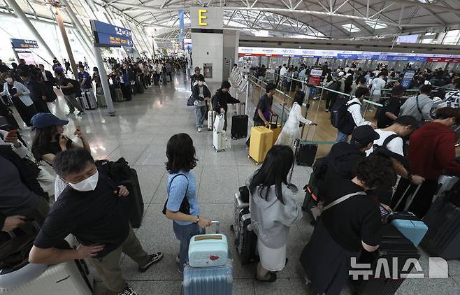 [인천공항=뉴시스] 김근수 기자 = 민족대명절 추석 연휴를 하루 앞둔 23일 오전 인천국제공항 제1여객터미널 출국장이 내외국인 여행객들로 붐비고 있다. 2026.09.23. ks@newsis.com