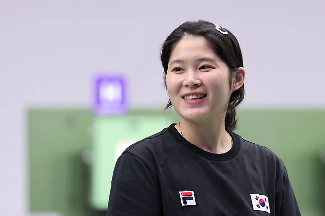 추가은이 23일 일본 도요타 아이치현 종합사격장에서 열린 2026 아이치·나고야 아시안게임 사격 여자 10m 공기권총 개인전 결선에 입장하고 있다. 도요타 뉴스1