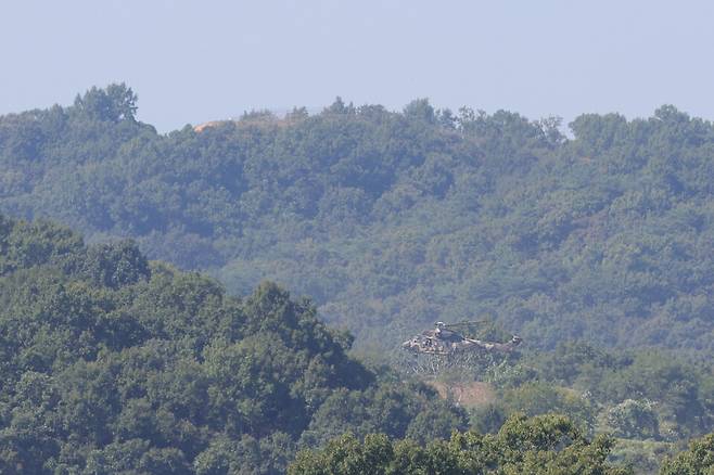 22일 오후 경기도 파주시 서부전선 비무장지대(DMZ) 남방한계선 상공에서 수리온 헬기가 이동하고 있다. 전날 인근 DMZ에서 지뢰 추정 폭발 사고로 육군 장병들이 중상을 입어 군 당국이 정확한 사고 원인을 조사 중이다. ⓒ연합뉴스