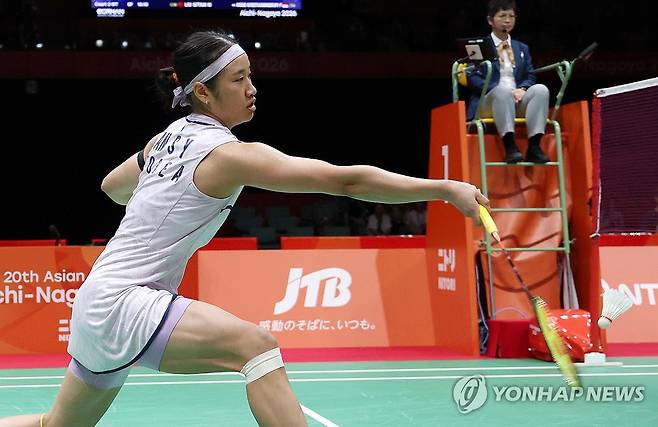 '이쯤이야' (이치노미야[일본]=연합뉴스) 임화영 기자 = 23일 일본 아이치현 이치노미야 시립체육관에서 열린 2026 아이치·나고야 아시안게임 배드민턴 여자 단체전 한국과 일본의 4강전 첫 번째 단식. 한국 안세영이 일본 야마구치 아카네를 상대로 셔틀콕을 받아 넘기고 있다.  2026.9.23 hwayoung7@yna.co.kr