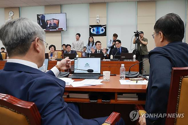 설전 벌이는 한준호 과방위 간사와 국민의힘 김장겸 의원 (서울=연합뉴스) 신현우 기자 = 22일 국회 과학기술정보방송통신위원회 전체회의에서 여당 간사인 더불어민주당 한준호 의원과 국민의힘 김장겸 의원이 과방위 소속 민주당 의원 보좌진이 김승원 법무부 장관 후보자 '탄원서'를 보도한 KBS에 항의 전화를 했다는 의혹과 관련해 설전을 벌이고 있다. 2026.9.22 nowwego@yna.co.kr