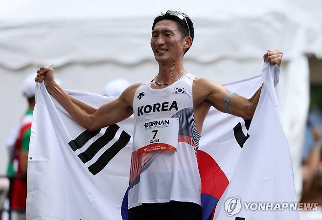 태극기를 자랑스럽게 든 최병광  [로이터=연합뉴스. 재판매 및 DB 금지]