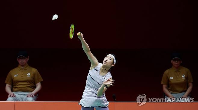 안세영 '주인공' (이치노미야[일본]=연합뉴스) 임화영 기자 = 23일 일본 아이치현 이치노미야 시립체육관에서 열린 2026 아이치·나고야 아시안게임 배드민턴 여자 단체전 한국과 일본의 4강전 첫 번째 단식. 한국 안세영이 일본 야마구치 아카네를 상대로 경기를 펼치고 있다. 2026.9.23 hwayoung7@yna.co.kr