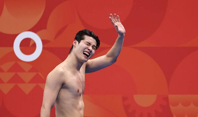 ◇23일 도쿄 아쿠아틱스 센터에서 열린 2026 아이치·나고야 아시안게임 수영 남자 200m 개인 자유형 결승. 1:44.62초로 2위를 기록하며 은메달을 획득한 황선우가 인사하며 경기장을 나서고 있다. 2026.9.23 사진=연합뉴스