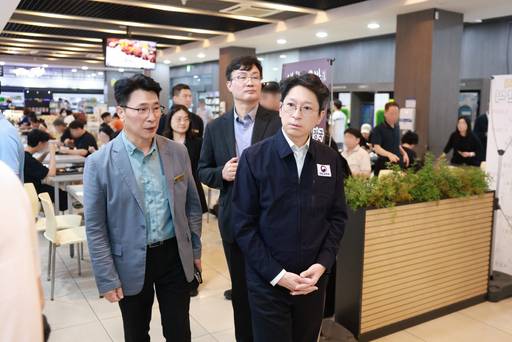 지난 23일 홍지선 국토교통부 장관(오른쪽 첫번째)이 죽암휴게소에서 추석 특별교통대택을 점검하고 있다./국토교통부