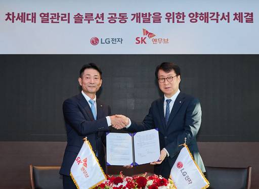 LG전자가 글로벌 냉매 규제 강화와 고효율 냉각 수요 확대에 대응해 SK엔무브와 AI 데이터센터를 비롯한 다양한 산업을 위한 차세대 열관리 기술 협력에 나선다. (왼쪽부터)SK엔무브 김원기 사장, LG전자 ES사업본부장 이재성 사장이 지난 21일 진행된 '가전·상업·산업용 신규 냉매, 냉동기유 및 액침냉각 기술 공동 선행 개발' 업무협약식에 참여해 기념사진을 촬영하고 있다. / LG전자