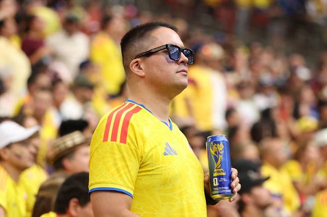 FIFA 월드컵에서 맥주를 마시면서 경기를 관전하는 축구팬. 사진=AFPBBNews