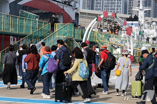 추석 명절 연휴 첫 날인 24일 오전 경북 포항여객선터미널에서 귀성객과 관광객들이 포항~울릉 정기여객선인 대저페리(주) 엘도라도 익스프레스호에 탑승하고 있다. 2026.9.24 ⓒ 뉴스1 최창호 기자