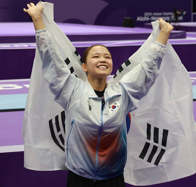 24일 오후 일본 나고야 종합체육관 레인보우홀에서 열린 2026 아이치·나고야 아시안게임 기계 체조 여자 도마 결승에서 여서정이 금메달 확정 후 활짝 웃고 있다. /박성원 기자