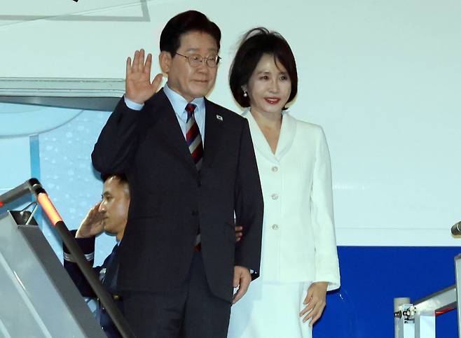 멕시코를 국빈방문한 이재명 대통령과 김혜경 여사가 23일(현지시간) 멕시코시티 펠리페 앙헬레스 국제공항에 도착한 공군 1호기에서 환영객에게 인사하고 있다./연합뉴스