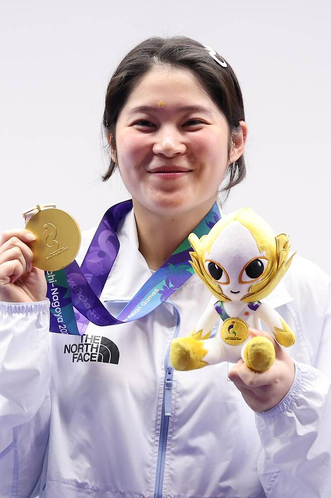 추가은이 23일 2026 아이치-나고야 아시안게임 사격 여자 10m 공기권총 개인전 시상식에서 금메달을 목에 걸고 기뻐하고 있다. 도요타=뉴스1