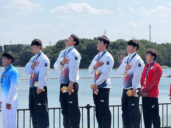 한국 조광희, 김효빈, 장상원, 최민규가 24일 일본 아이치 미요시 호수 카누 코스에서 열린 2026 아이치·나고야 아시안게임 카누 남자 카약 4인승 500m에서 금메달을 따낸 후 국기에 대한 경례를 하고 있다. (대한카누연맹 제공. 재판매 및 DB 금지) (나고야=뉴스1)