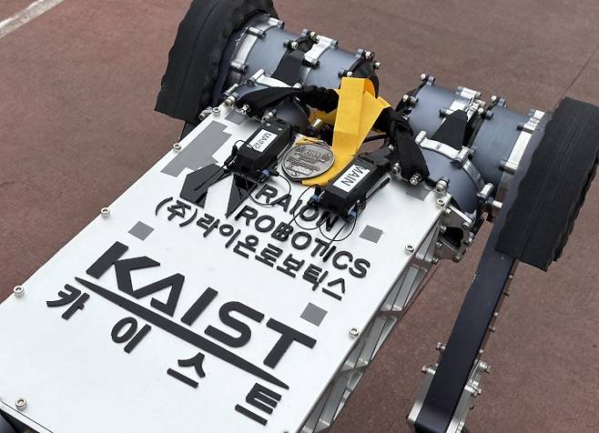 마라톤 완주 메달이 걸려 있는 라이보2. KAIST 제공