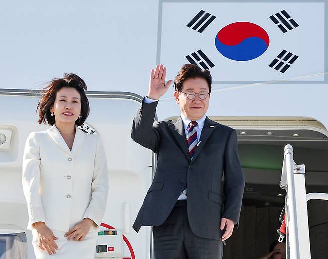 미국 방문 일정을 마치고 멕시코를 국빈 방문하는 이재명 대통령과 김혜경 여사가 23일(현지시간) 뉴욕 JFK공항 공군 1호기에서 환송객을 향해 인사하고 있다. 연합뉴스